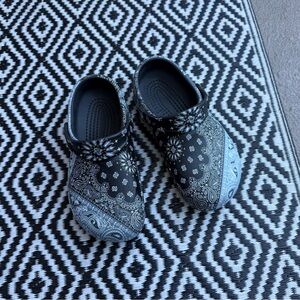 Crocs blue tone paisley print